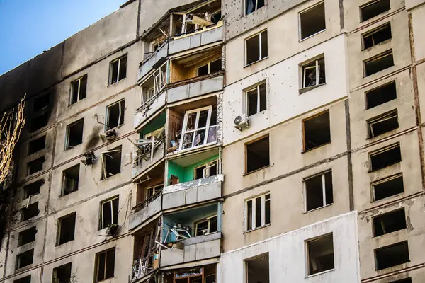 Kharkiv, Ukrayna, 16 Eylül 2024 Rus saldırısından sonra 12 katlı bir binaya. Patlama, cam ve metal parçalarını her yöne uçurdu. Bu da ikincil hasara yol açtı..