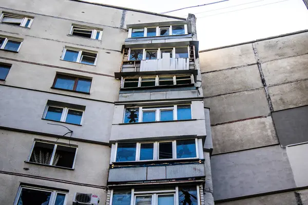 Kharkiv, Ukrayna, 16 Eylül 2024 Rus saldırısından sonra 12 katlı bir binaya. Patlama, cam ve metal parçalarını her yöne uçurdu. Bu da ikincil hasara yol açtı..
