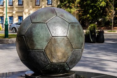 Kharkiv, Ukrayna, 18 Eylül 2024 Shevchenko Bahçesi, yüzyıllık meşe ağaçları, fıskiyeler, çiçek yatakları ve spor malzemeleriyle Harkiv 'in göbeğindeki zarif park. İnsanlar oraya yürümeyi sever..