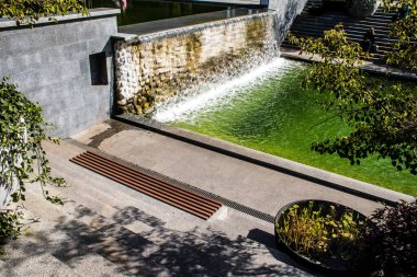 Kharkiv, Ukrayna, 18 Eylül 2024 Shevchenko Bahçesi, yüzyıllık meşe ağaçları, fıskiyeler, çiçek yatakları ve spor malzemeleriyle Harkiv 'in göbeğindeki zarif park. İnsanlar oraya yürümeyi sever..