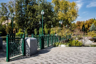 Kharkiv, Ukrayna, 18 Eylül 2024 Shevchenko Bahçesi, yüzyıllık meşe ağaçları, fıskiyeler, çiçek yatakları ve spor malzemeleriyle Harkiv 'in göbeğindeki zarif park. İnsanlar oraya yürümeyi sever..