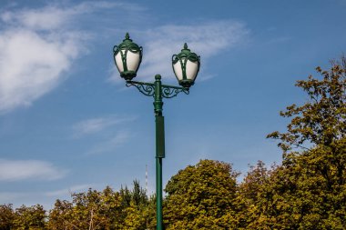 Kharkiv, Ukrayna, 18 Eylül 2024 Shevchenko Bahçesi, yüzyıllık meşe ağaçları, fıskiyeler, çiçek yatakları ve spor malzemeleriyle Harkiv 'in göbeğindeki zarif park. İnsanlar oraya yürümeyi sever..