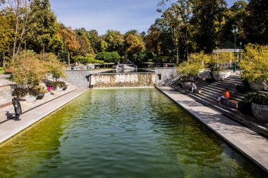 Kharkiv, Ukrayna, 18 Eylül 2024 Shevchenko Bahçesi, yüzyıllık meşe ağaçları, fıskiyeler, çiçek yatakları ve spor malzemeleriyle Harkiv 'in göbeğindeki zarif park. İnsanlar oraya yürümeyi sever..