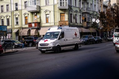 Kharkiv, Ukrayna, 18 Eylül 2024 Kharkiv şehir merkezi ambulansı Rusya ile savaş sırasında, Harkiv Rus füzelerinin ve sirenlerinin sesi her gün yankılanıyor.