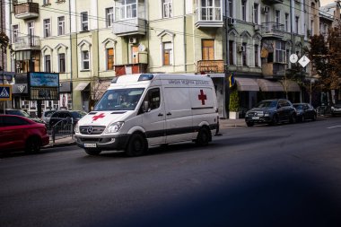 Kharkiv, Ukrayna, 18 Eylül 2024 Kharkiv şehir merkezi ambulansı Rusya ile savaş sırasında, Harkiv Rus füzelerinin ve sirenlerinin sesi her gün yankılanıyor.