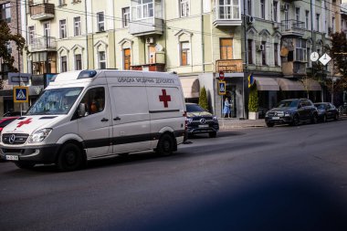 Kharkiv, Ukrayna, 18 Eylül 2024 Kharkiv şehir merkezi ambulansı Rusya ile savaş sırasında, Harkiv Rus füzelerinin ve sirenlerinin sesi her gün yankılanıyor.