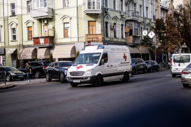 Kharkiv, Ukrayna, 18 Eylül 2024 Kharkiv şehir merkezi ambulansı Rusya ile savaş sırasında, Harkiv Rus füzelerinin ve sirenlerinin sesi her gün yankılanıyor.