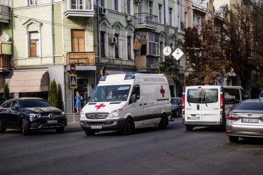 Kharkiv, Ukrayna, 18 Eylül 2024 Kharkiv şehir merkezi ambulansı Rusya ile savaş sırasında, Harkiv Rus füzelerinin ve sirenlerinin sesi her gün yankılanıyor.