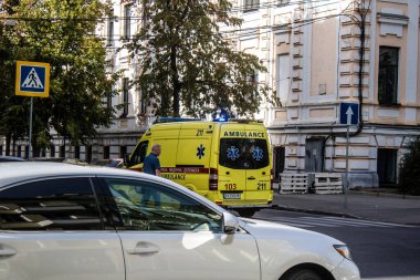 Kharkiv, Ukrayna, 18 Eylül 2024 Kharkiv şehir merkezi ambulansı Rusya ile savaş sırasında, Harkiv Rus füzelerinin ve sirenlerinin sesi her gün yankılanıyor.