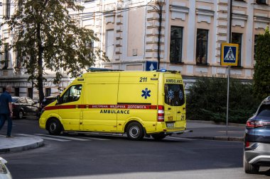 Kharkiv, Ukrayna, 18 Eylül 2024 Kharkiv şehir merkezi ambulansı Rusya ile savaş sırasında, Harkiv Rus füzelerinin ve sirenlerinin sesi her gün yankılanıyor.