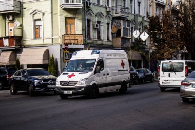 Kharkiv, Ukrayna, 18 Eylül 2024 Kharkiv şehir merkezi ambulansı Rusya ile savaş sırasında, Harkiv Rus füzelerinin ve sirenlerinin sesi her gün yankılanıyor.
