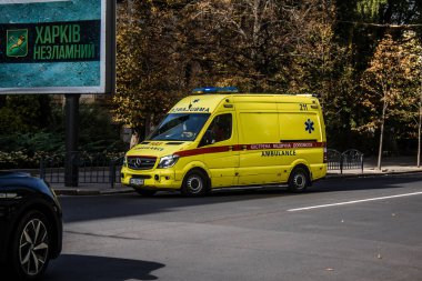 Kharkiv, Ukrayna, 18 Eylül 2024 Kharkiv şehir merkezi ambulansı Rusya ile savaş sırasında, Harkiv Rus füzelerinin ve sirenlerinin sesi her gün yankılanıyor.