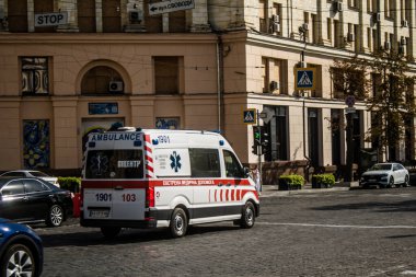 Kharkiv, Ukrayna, 18 Eylül 2024 Kharkiv şehir merkezi ambulansı Rusya ile savaş sırasında, Harkiv Rus füzelerinin ve sirenlerinin sesi her gün yankılanıyor.