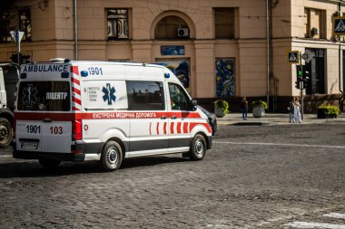 Kharkiv, Ukrayna, 18 Eylül 2024 Kharkiv şehir merkezi ambulansı Rusya ile savaş sırasında, Harkiv Rus füzelerinin ve sirenlerinin sesi her gün yankılanıyor.
