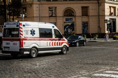Kharkiv, Ukrayna, 18 Eylül 2024 Kharkiv şehir merkezi ambulansı Rusya ile savaş sırasında, Harkiv Rus füzelerinin ve sirenlerinin sesi her gün yankılanıyor.