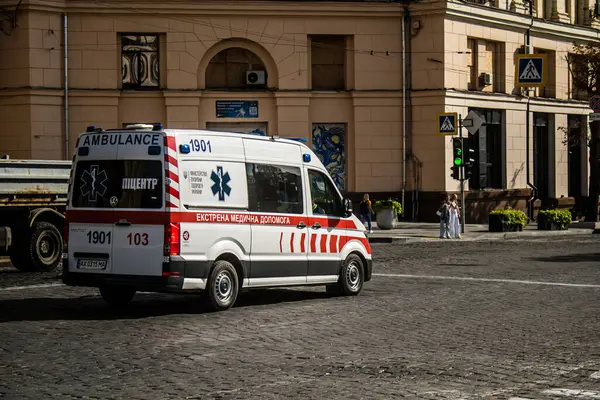 Kharkiv, Ukrayna, 18 Eylül 2024 Kharkiv şehir merkezi ambulansı Rusya ile savaş sırasında, Harkiv Rus füzelerinin ve sirenlerinin sesi her gün yankılanıyor.