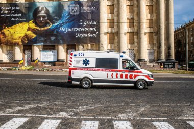Kharkiv, Ukrayna, 18 Eylül 2024 Kharkiv şehir merkezi ambulansı Rusya ile savaş sırasında, Harkiv Rus füzelerinin ve sirenlerinin sesi her gün yankılanıyor.