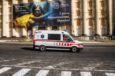 Kharkiv, Ukrayna, 18 Eylül 2024 Kharkiv şehir merkezi ambulansı Rusya ile savaş sırasında, Harkiv Rus füzelerinin ve sirenlerinin sesi her gün yankılanıyor.