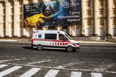 Kharkiv, Ukrayna, 18 Eylül 2024 Kharkiv şehir merkezi ambulansı Rusya ile savaş sırasında, Harkiv Rus füzelerinin ve sirenlerinin sesi her gün yankılanıyor.