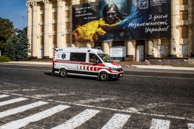 Kharkiv, Ukrayna, 18 Eylül 2024 Kharkiv şehir merkezi ambulansı Rusya ile savaş sırasında, Harkiv Rus füzelerinin ve sirenlerinin sesi her gün yankılanıyor.