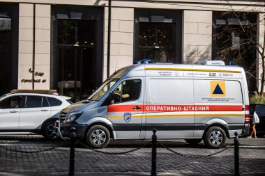 Kharkiv, Ukrayna, 18 Eylül 2024 Kharkiv şehir merkezi ambulansı Rusya ile savaş sırasında, Harkiv Rus füzelerinin ve sirenlerinin sesi her gün yankılanıyor.
