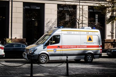 Kharkiv, Ukrayna, 18 Eylül 2024 Kharkiv şehir merkezi ambulansı Rusya ile savaş sırasında, Harkiv Rus füzelerinin ve sirenlerinin sesi her gün yankılanıyor.