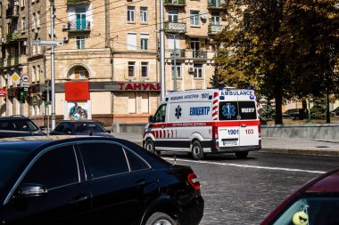Kharkiv, Ukrayna, 18 Eylül 2024 Kharkiv şehir merkezi ambulansı Rusya ile savaş sırasında, Harkiv Rus füzelerinin ve sirenlerinin sesi her gün yankılanıyor.