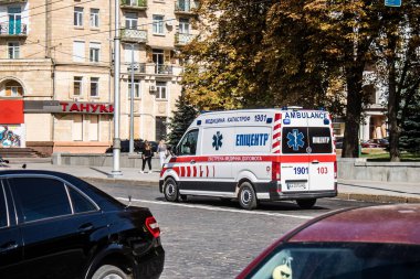 Kharkiv, Ukrayna, 18 Eylül 2024 Kharkiv şehir merkezi ambulansı Rusya ile savaş sırasında, Harkiv Rus füzelerinin ve sirenlerinin sesi her gün yankılanıyor.