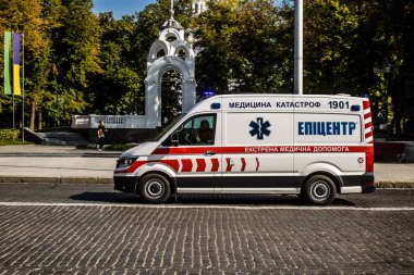 Kharkiv, Ukrayna, 18 Eylül 2024 Kharkiv şehir merkezi ambulansı Rusya ile savaş sırasında, Harkiv Rus füzelerinin ve sirenlerinin sesi her gün yankılanıyor.