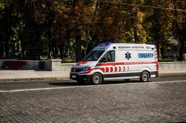 Kharkiv, Ukrayna, 18 Eylül 2024 Kharkiv şehir merkezi ambulansı Rusya ile savaş sırasında, Harkiv Rus füzelerinin ve sirenlerinin sesi her gün yankılanıyor.