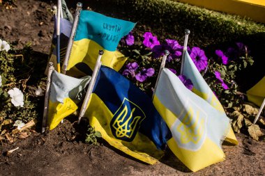 Kharkiv, Ukrayna, 18 Eylül 2024 Kharkiv meydanında ölen bir askerin adını taşıyan küçük bir bayrak dikilir. Her gün yeni bayraklar eklendiğini görüyoruz..