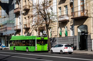 Kharkiv, Ukrayna, 18 Eylül 2024 Kharkiv caddelerinde trafik sıkışıklığı. Rusya ile savaş sırasında, Harkiv şehri Rus füzeleri tarafından tehdit edildi ve hedef alındı..