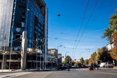 Kharkiv, Ukrayna, 21 Eylül 2024 Palace Hotel Harkiv 'e yapılan Rus saldırısından sonra. Patlama, cam ve metal parçalarını her yöne uçurdu ve ciddi hasara yol açtı..