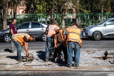 Kharkiv, Ukrayna, 21 Eylül 2024 Rus saldırısından sonra iyileşti. Patlama, cam ve metal parçalarını her yöne uçurdu ve ciddi hasara yol açtı..