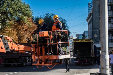 Kharkiv, Ukrayna, 21 Eylül 2024 Rus saldırısından sonra iyileşti. Patlama, cam ve metal parçalarını her yöne uçurdu ve ciddi hasara yol açtı..