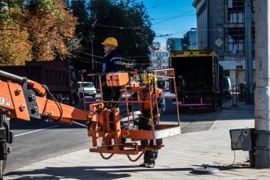 Kharkiv, Ukrayna, 21 Eylül 2024 Rus saldırısından sonra iyileşti. Patlama, cam ve metal parçalarını her yöne uçurdu ve ciddi hasara yol açtı..