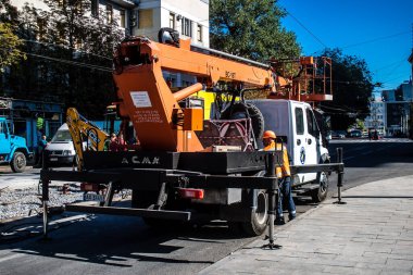 Kharkiv, Ukrayna, 21 Eylül 2024 Rus saldırısından sonra iyileşti. Patlama, cam ve metal parçalarını her yöne uçurdu ve ciddi hasara yol açtı..