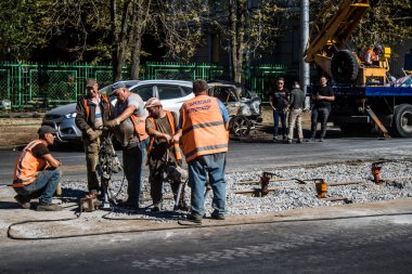 Kharkiv, Ukrayna, 21 Eylül 2024 Rus saldırısından sonra iyileşti. Patlama, cam ve metal parçalarını her yöne uçurdu ve ciddi hasara yol açtı..