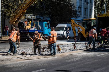 Kharkiv, Ukrayna, 21 Eylül 2024 Rus saldırısından sonra iyileşti. Patlama, cam ve metal parçalarını her yöne uçurdu ve ciddi hasara yol açtı..