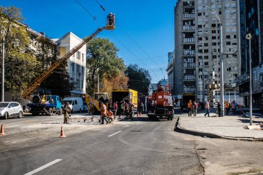 Kharkiv, Ukrayna, 21 Eylül 2024 Rusya 'nın Harkiv şehir merkezine yaptığı saldırıdan sonra. Patlama, cam ve metal parçalarını her yöne uçurdu ve ciddi hasara yol açtı..