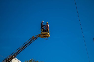 Kharkiv, Ukrayna, 21 Eylül 2024 Rus saldırısından sonra iyileşti. Patlama, cam ve metal parçalarını her yöne uçurdu ve ciddi hasara yol açtı..