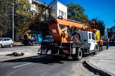 Kharkiv, Ukrayna, 21 Eylül 2024 Rus saldırısından sonra iyileşti. Patlama, cam ve metal parçalarını her yöne uçurdu ve ciddi hasara yol açtı..