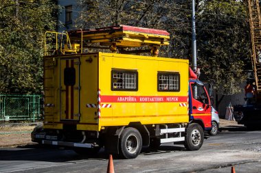 Kharkiv, Ukrayna, 21 Eylül 2024 Rus saldırısından sonra iyileşti. Patlama, cam ve metal parçalarını her yöne uçurdu ve ciddi hasara yol açtı..