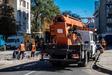 Kharkiv, Ukrayna, 21 Eylül 2024 Rus saldırısından sonra iyileşti. Patlama, cam ve metal parçalarını her yöne uçurdu ve ciddi hasara yol açtı..