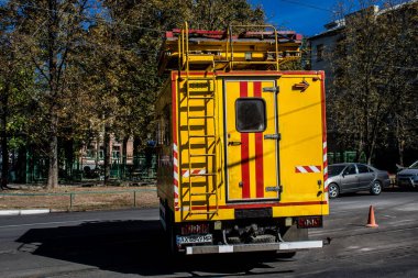 Kharkiv, Ukrayna, 21 Eylül 2024 Rus saldırısından sonra iyileşti. Patlama, cam ve metal parçalarını her yöne uçurdu ve ciddi hasara yol açtı..