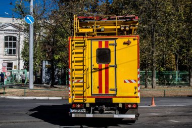 Kharkiv, Ukrayna, 21 Eylül 2024 Rus saldırısından sonra iyileşti. Patlama, cam ve metal parçalarını her yöne uçurdu ve ciddi hasara yol açtı..