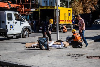 Kharkiv, Ukrayna, 21 Eylül 2024 Rus saldırısından sonra iyileşti. Patlama, cam ve metal parçalarını her yöne uçurdu ve ciddi hasara yol açtı..