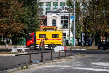Kharkiv, Ukrayna, 21 Eylül 2024 Rus saldırısından sonra iyileşti. Patlama, cam ve metal parçalarını her yöne uçurdu ve ciddi hasara yol açtı..