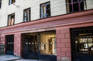 Kharkiv, Ukrayna, 21 Eylül 2024 Rusya 'nın Harkiv şehir merkezine yaptığı saldırıdan sonra. Patlama, cam ve metal parçalarını her yöne uçurdu ve ciddi hasara yol açtı..