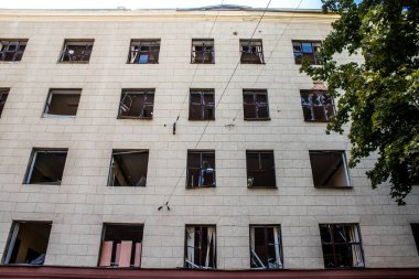 Kharkiv, Ukrayna, 21 Eylül 2024 Rusya 'nın Harkiv şehir merkezine yaptığı saldırıdan sonra. Patlama, cam ve metal parçalarını her yöne uçurdu ve ciddi hasara yol açtı..